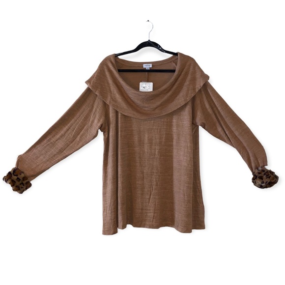 Avenue Tops - Avenue woman’s off-shoulders leopard cuffs